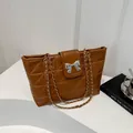 Braune gesteppte Kettentasche mit silberner Schleifenschnalle und eleganter Kunstledertextur - Braun