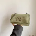 Sac à bandoulière plissé vert clair avec boucle nœud argenté et chaîne élégante - Vert
