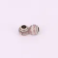 Makroaufnahme von versilberten Charms mit rosa und weißen Kristallen in Pavé-Fassung für DIY - Rosa