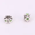 Par de cuentas huecas estilo búho con piedras verdes y textura floral de plata - Verde Pálido