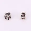 Macro detail van holle bloem charms met paarse zirkoon en vintage zilveren afwerking - Paars