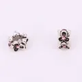 Detailopname van retro zilveren bloemkralen met roze strass steentjes voor DIY-armbanden - Roze