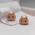 Vista macro di due ciondoli in smalto rosa con fiocco dorato per braccialetti fai-da-te - 1 Perlina Zongzi Rosa