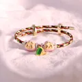 Dettaglio di un braccialetto intrecciato a mano con ciondoli a forma di pulcino rosa - Corda Multicolore + 2 Rosa + 1 Zongzi Verde