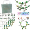 Groene DIY-armbandset met glazen kralen, metalen hangers en een blauwe cadeautas - Groen Armband Set-HK540