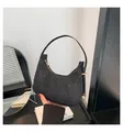 Vista detallada del bolso hobo negro brillante con un elegante cierre de cremallera dorado - Negro
