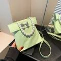 Bolso bandolera verde claro con lazo grande y elegante asa de perlas blancas naturales - Verde