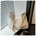 Dettaglio della trama plissettata bianca e della tracolla regolabile di questa borsa hobo - Senza Ciondolo / Bianco