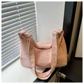 Dettaglio della borsa tote rosa chiaro con trama plissettata e ampia tracolla morbida - Senza Ciondolo / Rosa