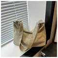 Dettaglio della borsa tote verde chiaro con texture stropicciata e ampia tracolla - Senza Ciondolo / Verde