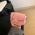 Petit sac selle en cuir rose grainé avec chaîne à billes argentée et boucle décor - Rose