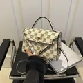 Bolso Kelly beige de piel sintética con monograma marrón y cierre de giro metálico - Blanco Roto