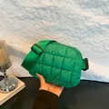 Borsa a tracolla in nylon trapuntato verde brillante con tracolla regolabile - Verde