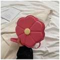 Borsa a tracolla rosa a forma di petalo con design floreale 3D e bottone dorato - Rosa