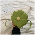 Borsa a tracolla verde erba a forma di fiore in pelle PU con petali 3D e centro giallo - Verde