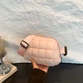 Borsa a tracolla in nylon trapuntato rosa con tracolla regolabile in un ambiente moderno - Rosa