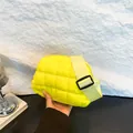 Borsa a tracolla trapuntata in nylon giallo con ampia cinghia regolabile e stile casual - Giallo