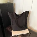 Minimalistische schwarze Oxford-Stofftasche mit Vordertasche für den Büroalltag - Schwarz