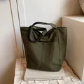 Dunkelgrüne Beuteltasche aus Oxford-Stoff mit Faltenstruktur und großer Fronttasche - Grün