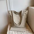Minimalistische khakifarbene Oxford-Stofftasche mit Vordertasche und Reißverschluss - Khaki