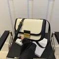 Damen Satteltasche in Creme-Canvas und schwarzem Leder mit goldfarbenem Schloss - Schwarz
