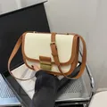 Schicke Satteltasche aus Canvas und braunem Leder mit goldener Schnallenverzierung - Braun