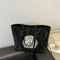 Schwarze Tragetasche mit Faltenstruktur und exquisiter Blumenstickerei im Neochinesischen Stil - Schwarz