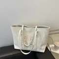 Tragetasche im chinesischen Stil mit Marmormuster, Blumenstickerei und langen Griffen - Weiß