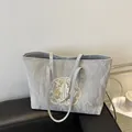 Graue Canvas-Tasche mit Marmormuster und goldener Blumenstickerei im chinesischen Stil - Silber