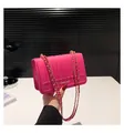 Détail du sac bandoulière rose fuchsia avec matelassage vertical et chaîne en métal doré - Rose rouge