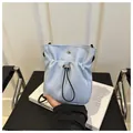 Detail van lichtblauwe nylon mini crossbodytas met geplooid ontwerp met trekkoord - Blauw