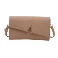 Minimalistische beige Umschlagtasche mit goldenem Buchstaben A und feinem Schultergurt - Khaki