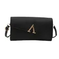 Schwarze matte Schultertasche aus Leder mit goldener V-Schnalle und asymmetrischem Deckel - Schwarz