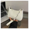 Détail d'un sac sous les bras blanc à motif crocodile avec chaîne acrylique et fermeture éclair dorée - Blanc