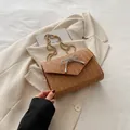 Handgefertigte Stroh-Umhängetasche mit Kristall-Schmetterling und goldener Kette - Braun