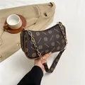 Vintage-Schultertasche in Dunkelbraun mit Blumenmuster, Goldkette und Lederstruktur - Schwarz