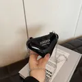 Kleine schwarze Lackleder-Dreieckstasche mit silberner Kette und Logo-Aufdruck - Schwarz