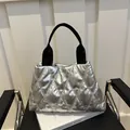 Elegante borsa a mano trapuntata argento con motivo a rombi e manici neri - Argento