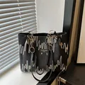 Bolso tote de lona negra con costuras onduladas coloridas y textura jacquard de letra E - Negro