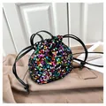 Dettaglio della borsa a secchiello con paillettes colorate e chiusura a coulisse - Colorato