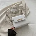 Sac à main élégant en cuir PU blanc texturé avec fermoir en métal doré et bandoulière - Blanc