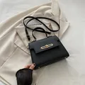 Sac à main noir élégant avec texture cuir grainé et boucle dorée pour un style chic - Noir
