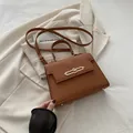 Sac à main classique en cuir marron motif litchi avec boucle dorée et bandoulière - Marron