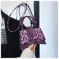 Vue détaillée du sac bandoulière violet imprimé léopard avec base incurvée et poignée - Violet