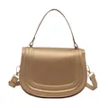Bolso de hombro dorado metálico con líneas grabadas y correa ajustable para mujer - Dorado