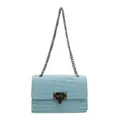 Lichtblauwe crossbodytas met krokodillentextuur en metalen kettingriem detail - Blauw