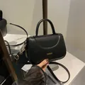 Borsa a tracolla nera in pelle con scritta FASHION dorata e manico superiore - Nero