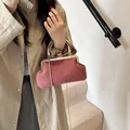 Elegante Vintage-Abendtasche aus rosa Samt mit Strasssteinen und Goldgriff - Rosa