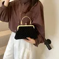 Elegante schwarze Samt-Schalen-Tasche mit Goldkette und Kristallen für Abendpartys - Schwarz