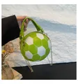 Dettaglio borsa calcio verde e bianca con catena dorata e trama in pelle litchi - Verde